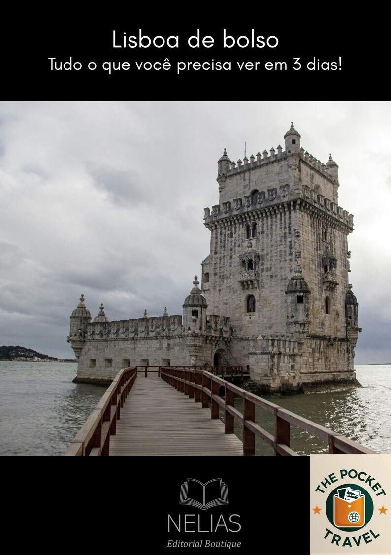 Puede incluir: Una fortaleza de piedra en el agua con una pasarela de madera que conduce a ella. El cielo est&aacute; nublado. El texto en la parte superior dice "Lisboa de bolso" y "Tudo o que voc&ecirc; precisa ver em 3 dias!". Un logotipo de "NELIAS Editorial Boutique" est&aacute; en la parte inferior.