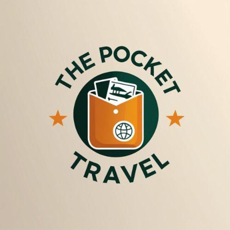 Puede incluir: Logotipo de "The Pocket Travel" con un bolsillo naranja con un icono de globo terr&aacute;queo y documentos dentro, sobre un c&iacute;rculo verde oscuro. El texto "THE POCKET TRAVEL" es verde oscuro, con dos estrellas naranjas.