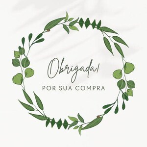 Puede incluir: Un dise&ntilde;o circular con una corona de hojas verdes y el texto "Obrigada! POR SUA COMPRA" en una fuente manuscrita. El fondo es blanco suave con sombreado sutil.