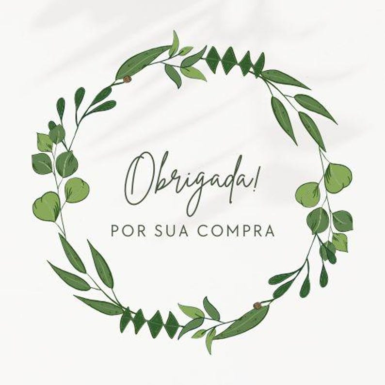 Puede incluir: Un dise&ntilde;o circular con una corona de hojas verdes y el texto "Obrigada! POR SUA COMPRA" en una fuente manuscrita. El fondo es blanco suave con sombreado sutil.