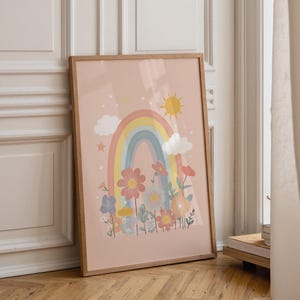 Può includere: Una stampa da parete verticale incorniciata con uno sfondo color pesca tenue, caratterizzata da un arcobaleno centrale in tonalità tenui di blu, giallo e rosa. Il design include un sole giallo, nuvole bianche, piccole stelle e varie illustrazioni floreali colorate.
