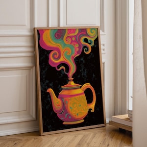 Puede incluir: Una lámina de arte mural enmarcada rectangular que presenta una tetera estilizada y vibrante en tonos naranja, amarillo y rosa. Humo colorido y arremolinado en tonos verde azulado, magenta y dorado se eleva de la tetera sobre un fondo negro.