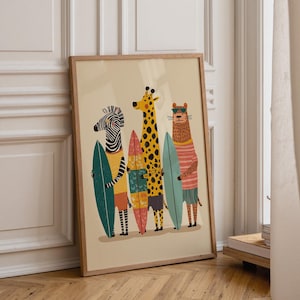 Puede incluir: Una lámina enmarcada que muestra a una cebra, una jirafa y un leopardo de pie uno al lado del otro, cada uno sosteniendo una tabla de surf. La cebra lleva una camiseta amarilla y pantalones cortos naranjas, la jirafa tiene una tabla estampada.
