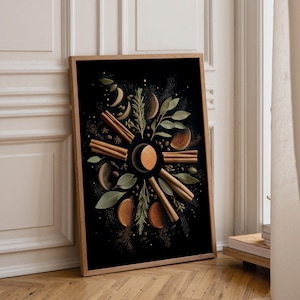 Pode incluir: Uma impressão artística emoldurada com um arranjo circular de paus de canela, folhas e formas de lua crescente sobre um fundo preto. A obra de arte tem uma paleta de cores quentes com tons de castanho, verde e laranja. A impressão é exibida em um chão de madeira.