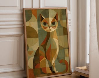 Peut inclure: Une impression d'art encadrée représentant une illustration stylisée d'un chat. L'œuvre utilise des formes géométriques et une palette de couleurs sourdes de verts, d'oranges et de bruns. Le chat est représenté en position assise avec de grands yeux et une longue queue. Le cadre est en bois clair.