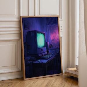 以下が含まれることがあります： 紫と青色の光に包まれた部屋にあるレトロなコンピューターセットアップの額入りプリント。コンピューターのモニターは緑色に光り、キーボードとデスクが見えます。このシーンは1980年代または1990年代初頭を彷彿とさせます。