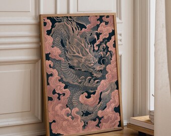 Pode incluir: Uma impressão de arte retangular emoldurada apresentando uma ilustração detalhada de um dragão com escamas e bigodes fluidos, cercado por nuvens rosas rodopiantes contra um fundo escuro, dentro de uma moldura de madeira clara.