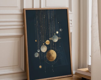 Puede incluir: Una lámina de arte enmarcada rectangular con un fondo azul marino oscuro y una disposición vertical de cuerpos celestes dorados y azul pálido, incluyendo planetas y anillos, conectados por finas y delicadas líneas verticales doradas.