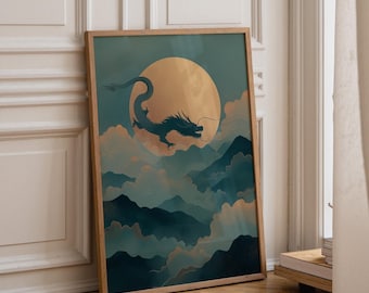 Pode incluir: Uma impressão de arte de parede retangular emoldurada apresentando a silhueta de um dragão verde-azulado escuro voando em frente a uma grande lua cheia amarelo-pálida. A cena inclui picos de montanhas azuis e nuvens suaves e onduladas.