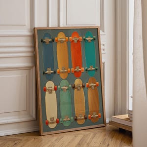 Puede incluir: Una lámina de arte mural rectangular enmarcada que presenta una cuadrícula de ocho monopatines en varios colores, incluyendo azul, amarillo, naranja, verde azulado, crema y tonos de madera clara, con ejes y ruedas de metal visibles.