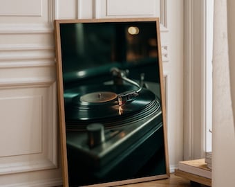 Puede incluir: Una impresión de arte mural vertical enmarcada que muestra un primer plano oscuro y atmosférico de un tocadiscos vintage con un disco de vinilo negro girando. La aguja está sobre el disco, iluminada por una luz cálida sobre un fondo oscuro.