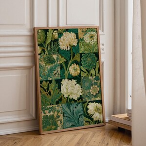 Puede incluir: Una pieza de arte mural rectangular enmarcada que presenta una cuadrícula de ilustraciones botánicas. La obra muestra varias flores y follaje en tonos verde bosque profundo, salvia y crema, dispuestos en un patrón de mosaico dentro de un marco de madera clara.