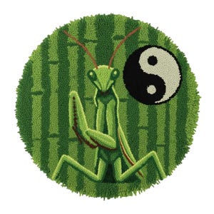 Può includere: Un tappeto rotondo verde con una mantide religiosa in posa meditativa. La mantide è verde con accenti marroni, su uno sfondo in stile bambù. È presente anche un simbolo yin-yang in bianco e nero.