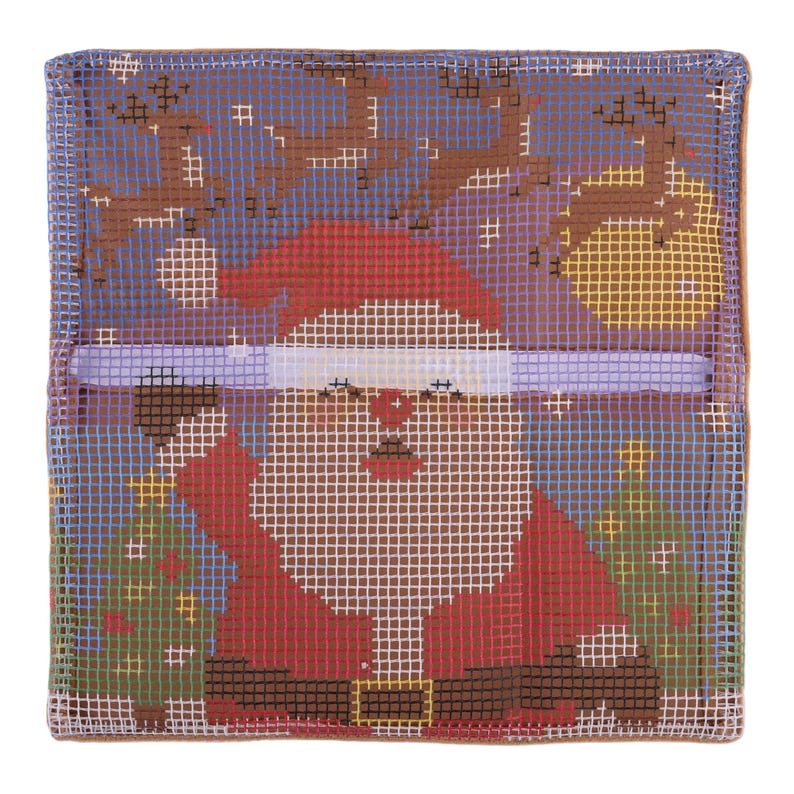 Puede incluir: Un lienzo cuadrado de punto de aguja que presenta una figura de Santa Claus con traje rojo, barba blanca, cintur&oacute;n negro y gorro rojo. El fondo muestra un cielo azul oscuro con siluetas de renos marrones, una luna amarilla y &aacute;rboles de Navidad verdes.