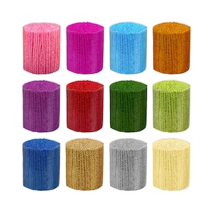 Puede incluir: Una colecci&oacute;n de doce bobinas de hilo cil&iacute;ndricas dispuestas en una cuadr&iacute;cula. Los colores incluyen rosa claro, magenta, azul brillante, naranja, morado, rojo, verde oscuro, verde lima, azul marino, oro, plata y crema con textura.