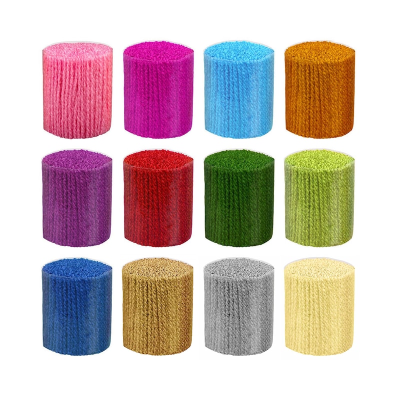 Puede incluir: Una colecci&oacute;n de doce bobinas de hilo cil&iacute;ndricas dispuestas en una cuadr&iacute;cula. Los colores incluyen rosa claro, magenta, azul brillante, naranja, morado, rojo, verde oscuro, verde lima, azul marino, oro, plata y crema con textura.