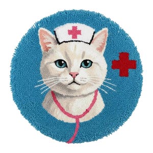 Könnte beinhalten: Runder, blauer Teppich mit einer weißen Katze, die eine Krankenschwestermütze mit einem rosa Kreuz und Stethoskop trägt. Auf der rechten Seite befindet sich ein rotes Kreuz. Die Katze hat blaue Augen und eine rosa Nase. Der Teppich hat ein strukturiertes Aussehen.