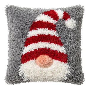 Puede incluir: Un coj&iacute;n cuadrado con un fondo gris texturizado y peludo, con un dise&ntilde;o central de gnomo. El gnomo tiene un gorro alto y flexible a rayas rojas y blancas, una nariz redonda de color melocot&oacute;n y una barba blanca espesa de bucles de lana.