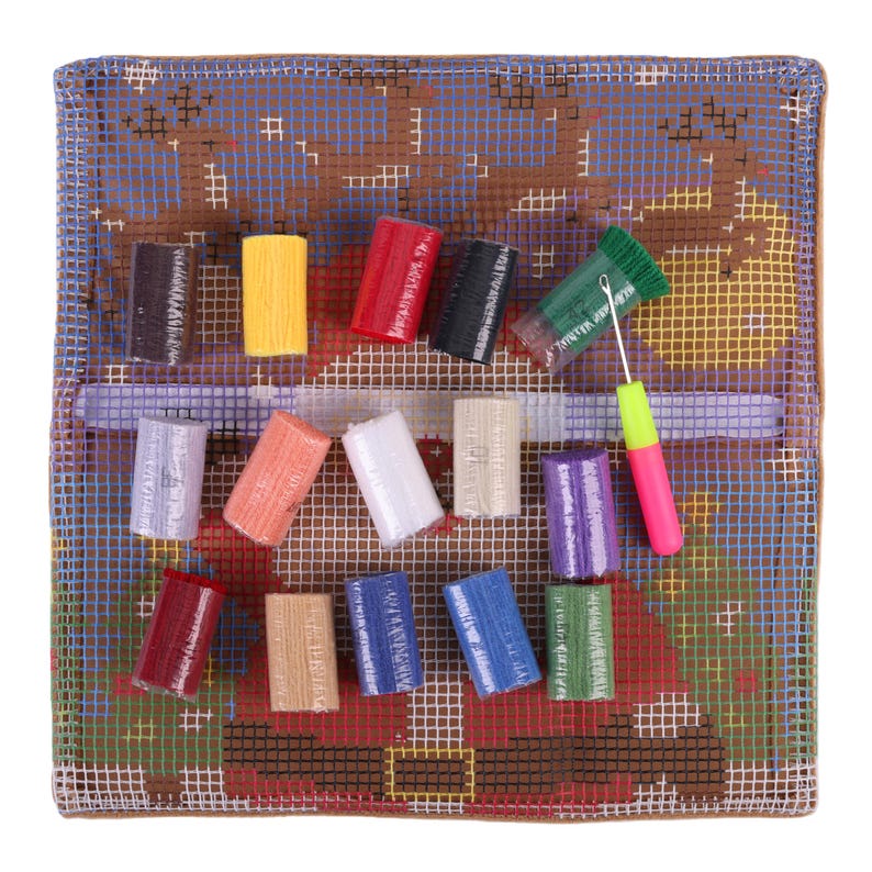 Puede incluir: Un kit de alfombra de gancho con un lienzo de rejilla impreso con un dise&ntilde;o de reno, acompa&ntilde;ado de catorce paquetes de hilo precortado en varios colores incluyendo rojo, azul, verde, amarillo y marr&oacute;n, y un gancho con mango rosa.