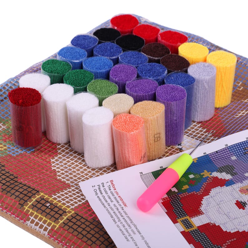 Puede incluir: Un kit de manualidades de gancho con un lienzo de rejilla con dise&ntilde;o impreso, una colecci&oacute;n de haces de hilo precortados en varios colores incluyendo rojo, azul, verde, morado y amarillo, y una herramienta de gancho con mango rosa y verde.