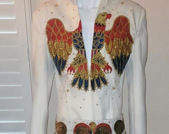 Mono American Eagle inspirado en Elvis Presley con cinturón: réplica icónica del atuendo de escenario.