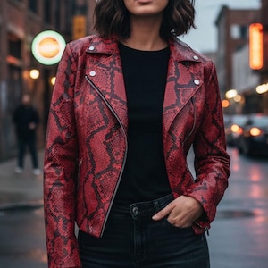 Pode incluir: Um conjunto de três canecas de cerâmica com acabamento manchado e fosco. As canecas são em tons de creme, cinza claro e cinza escuro. Cada caneca tem um design simples e minimalista, perfeito para café ou chá.