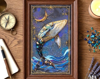 Op de afbeelding: Een ingelijst kunstwerk met een geborduurde walvis die uit blauwe golven springt onder een sterrenhemel met een halve maan. De walvis is gedetailleerd met gouden, blauwe en turquoise kralen. De lijst is van donker hout. Het woord "MAGIC" staat rechtsonder.