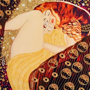K&ouml;nnte beinhalten: Ein k&uuml;nstlerisches Gem&auml;lde einer Frau mit rotem Haar, die ein goldenes Kleid tr&auml;gt und Spielkarten h&auml;lt. Die Frau ist von einem gemusterten, dunkelroten und goldenen Stoff umgeben. Das Kunstwerk hat einen klassischen Stil mit Fokus auf Detail und Farbe.