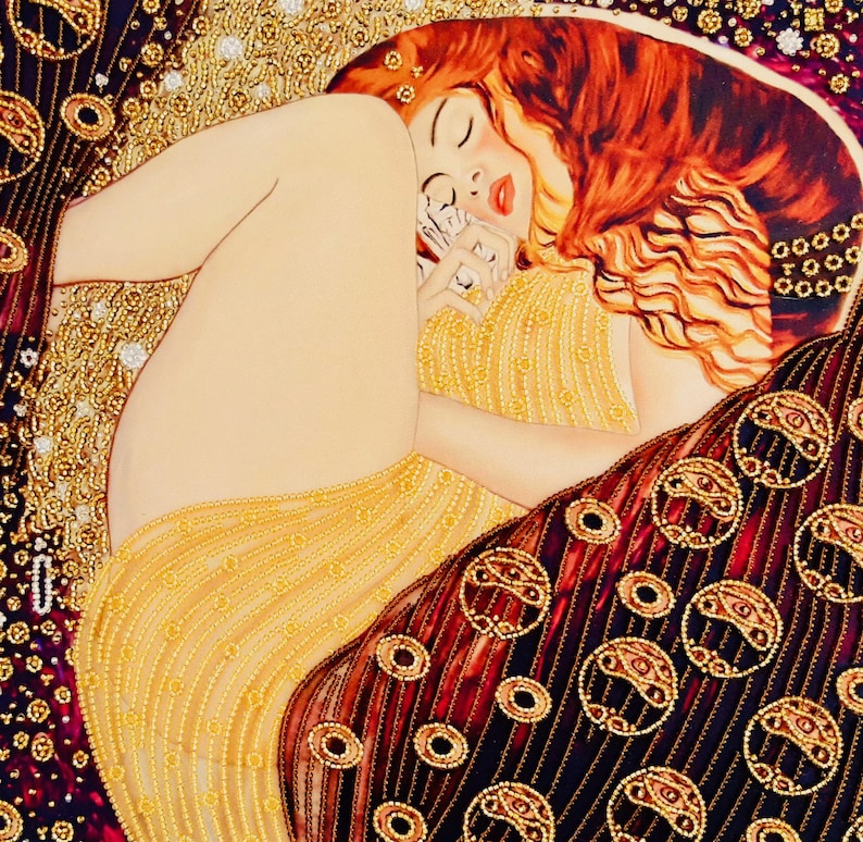 K&ouml;nnte beinhalten: Ein k&uuml;nstlerisches Gem&auml;lde einer Frau mit rotem Haar, die ein goldenes Kleid tr&auml;gt und Spielkarten h&auml;lt. Die Frau ist von einem gemusterten, dunkelroten und goldenen Stoff umgeben. Das Kunstwerk hat einen klassischen Stil mit Fokus auf Detail und Farbe.