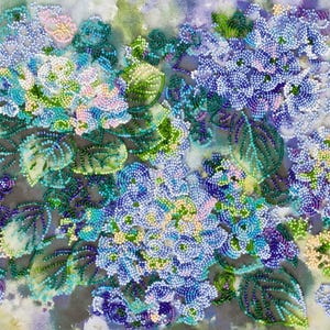 Puede incluir: Una obra de arte detallada que representa flores de hortensia. Las flores están representadas en tonos de azul, morado y rosa, con hojas verdes. La pieza está creada con pequeños elementos en forma de cuentas, lo que le da un aspecto texturizado.