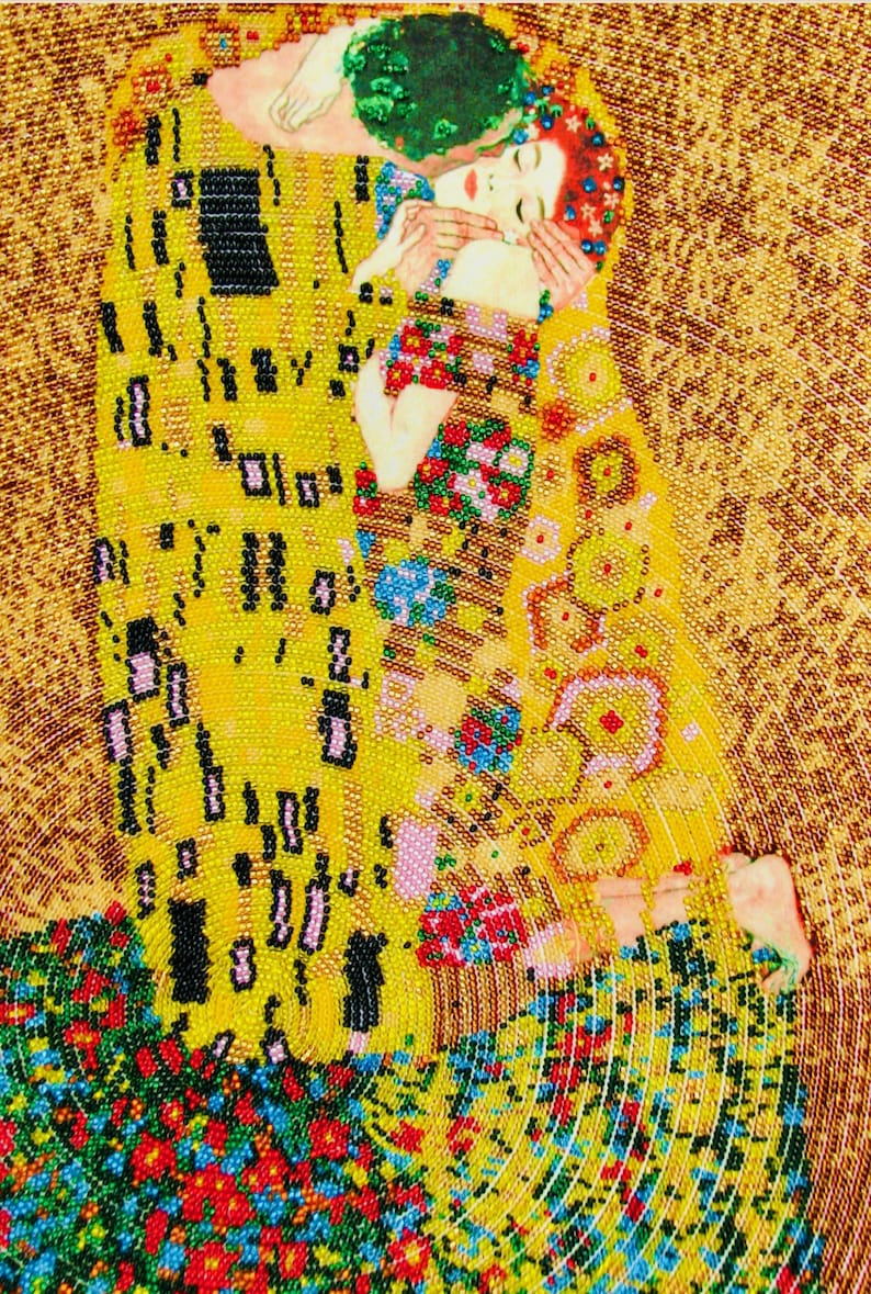 K&ouml;nnte beinhalten: Ein Perlenkunstwerk, das Gustav Klimts "Der Kuss" darstellt. Das Bild zeigt zwei sich umarmende Figuren, wobei der Kopf des Mannes mit gr&uuml;nem Laub geschm&uuml;ckt ist. Das Kunstwerk wird von Gold-, Gelb- und Blumenmustern dominiert.