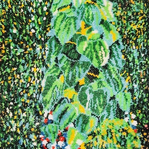 K&ouml;nnte beinhalten: Ein lebendiges, strukturiertes Kunstwerk, das eine Sonnenblume in einem Blumenfeld darstellt. Die Sonnenblume hat eine braune Mitte und gelbe Bl&uuml;tenbl&auml;tter. Die Bl&auml;tter sind gr&uuml;n, und die umliegenden Blumen sind eine Mischung aus Farben, darunter Gelb, Wei&szlig;, Rot und Blau. Der Stil erinnert an den Pointillismus.
