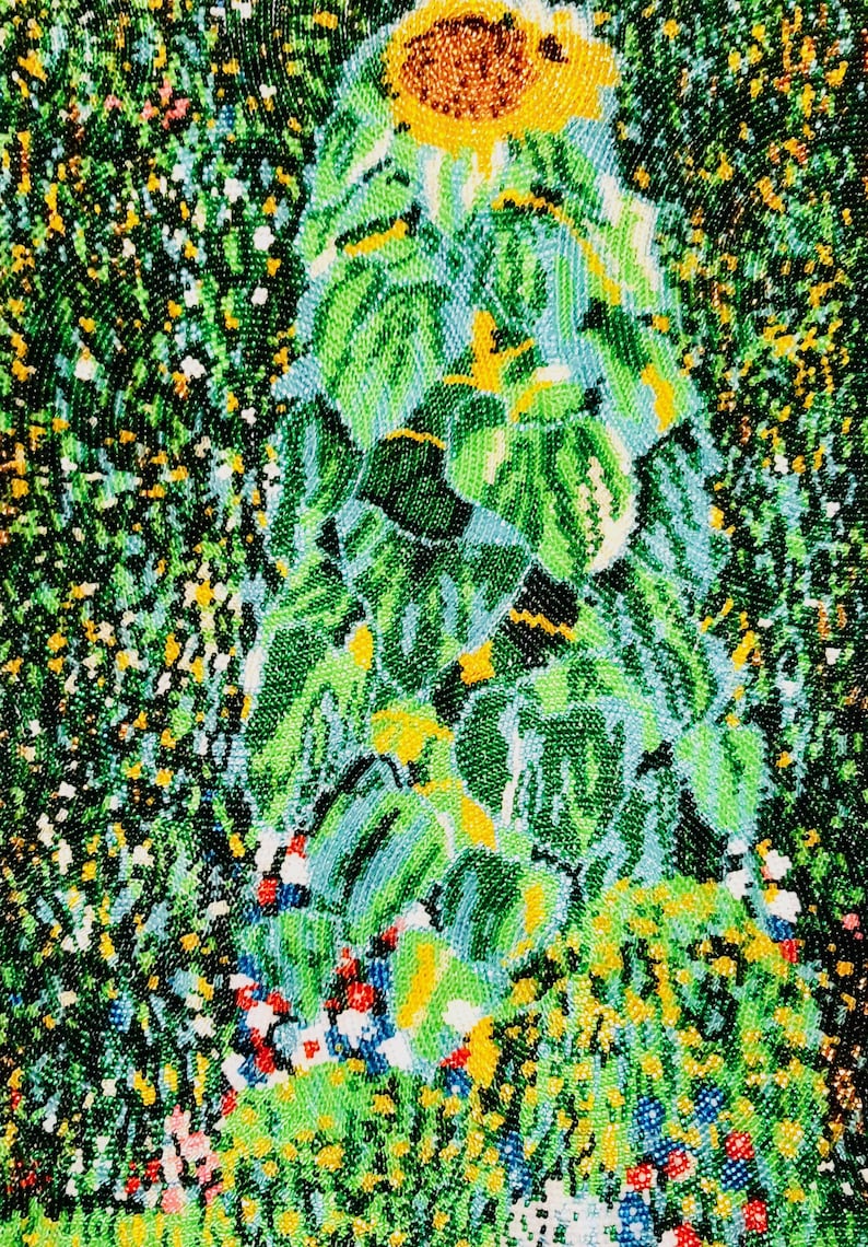 K&ouml;nnte beinhalten: Ein lebendiges, strukturiertes Kunstwerk, das eine Sonnenblume in einem Blumenfeld darstellt. Die Sonnenblume hat eine braune Mitte und gelbe Bl&uuml;tenbl&auml;tter. Die Bl&auml;tter sind gr&uuml;n, und die umliegenden Blumen sind eine Mischung aus Farben, darunter Gelb, Wei&szlig;, Rot und Blau. Der Stil erinnert an den Pointillismus.