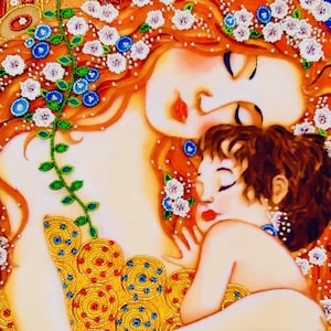 K&ouml;nnte beinhalten: Ein k&uuml;nstlerisches Gem&auml;lde zeigt eine Mutter und ein Kind in einer Umarmung. Die Mutter hat rotes Haar, das mit wei&szlig;en und blauen Blumen geschm&uuml;ckt ist. Das Kind ist eng an sie geschmiegt, mit braunem Haar. Das Gewand der Mutter ist goldfarben mit roten und blauen Akzenten.