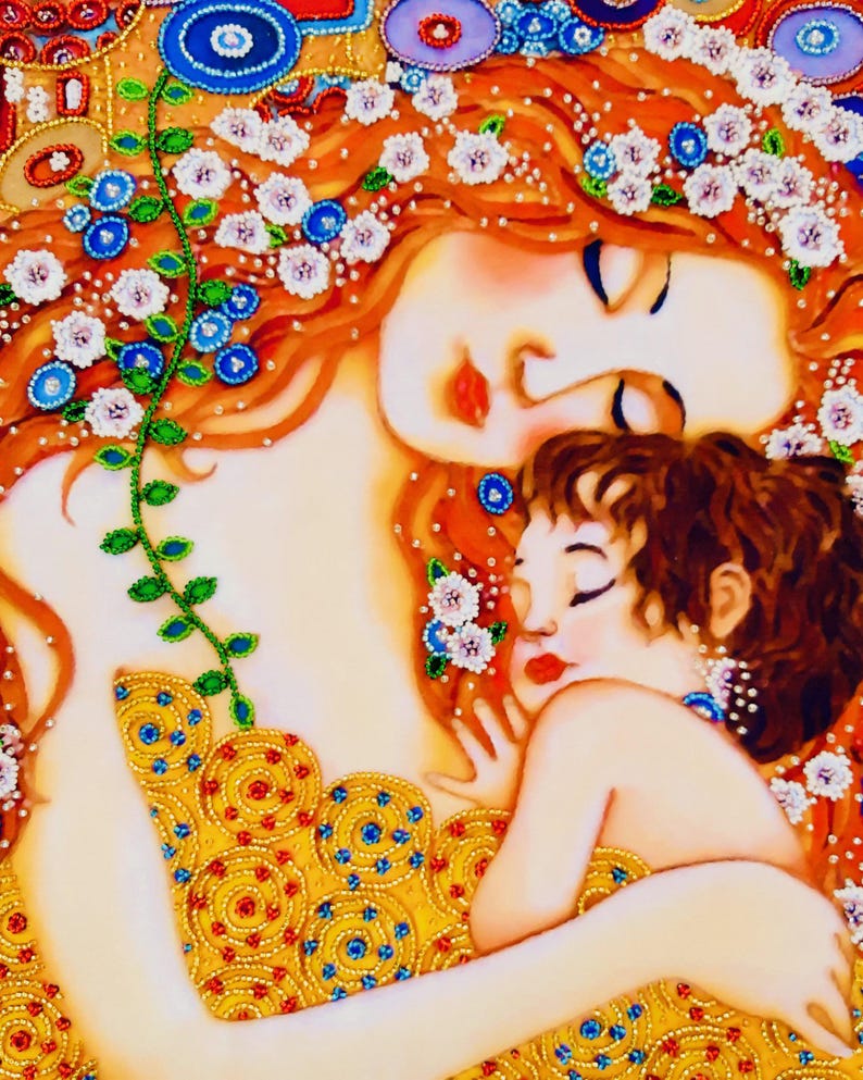 K&ouml;nnte beinhalten: Ein k&uuml;nstlerisches Gem&auml;lde zeigt eine Mutter und ein Kind in einer Umarmung. Die Mutter hat rotes Haar, das mit wei&szlig;en und blauen Blumen geschm&uuml;ckt ist. Das Kind ist eng an sie geschmiegt, mit braunem Haar. Das Gewand der Mutter ist goldfarben mit roten und blauen Akzenten.