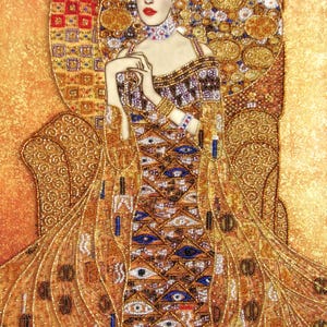 以下が含まれることがあります： 金色の装飾が施されたドレスを着た女性の肖像画。金色の椅子に座っています。ドレスは青と白のアクセントが施された複雑な模様が特徴です。背景は暖かく金色の色合いで、アートワークはヴィンテージの美学を持っています。