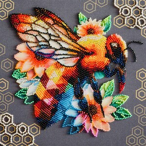 Peut inclure: Une œuvre d'art perlée représentant une abeille et des fleurs. L'abeille est composée de perles vibrantes orange, jaune, bleu et rouge. Les ailes sont blanches avec des contours noirs. Les fleurs sont orange, roses et bleues avec des feuilles vertes. Le fond est gris avec des motifs en nid d'abeille dorés.