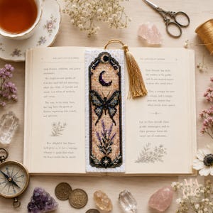 Cross Stitch Bookmark Kit, maan bladwijzer borduurwerk, Witchy Book Lover cadeau, Mystic Elixir Design, Fantasy Reading-accessoire