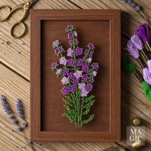 Pode incluir: Uma peça de arte com fios apresentando um arranjo floral roxo e lavanda com caules verdes, dentro de uma moldura retangular de madeira castanho-escura. O design é criado com fios enrolados em torno de pinos sobre um fundo de madeira.