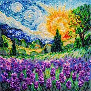 Op de afbeelding: Een kralenkunstwerk dat een landschap weergeeft met een heldere zon, een wervelende lucht en een veld met paarse bloemen. Het kunstwerk gebruikt een verscheidenheid aan kleuren en texturen om een driedimensionaal effect te creëren. De stijl doet denken aan Van Goghs "Sterrennacht".