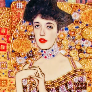 K&ouml;nnte beinhalten: Ein Portr&auml;t einer Frau mit dunklem Haar und rotem Lippenstift, die einen geschm&uuml;ckten Kragen und ein Kleid mit goldenen und braunen Verzierungen tr&auml;gt. Der Hintergrund zeigt verzierte goldene und rote Muster, die ein reichhaltiges und detailliertes Kunstwerk schaffen.