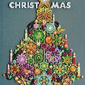 Op de afbeelding: Een met kralen versierde kerstboom met de tekst "MERRY CHRISTMAS" bovenaan. De boom is versierd met kleurrijke kralenornamenten, sneeuwvlokken en kaarsen. De achtergrond is effen grijs.