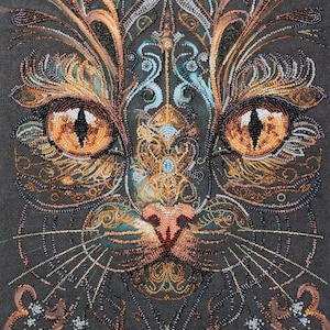 Könnte beinhalten: Ein Diamant-Malerei-Kunstwerk mit einem detaillierten Katzengesicht auf dunkelgrauem Hintergrund. Die Katze hat große, leuchtend orangefarbene Augen mit schwarzen Pupillen, umgeben von komplizierten, wirbelnden Mustern aus kupfer-, gold- und blaugrünen Perlen.