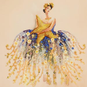 Könnte beinhalten: Illustration einer Frau in einem Kleid, das mit einem großen gelben Seestern und aufwendigen Perlenarbeiten verziert ist. Das Kleid hat blaue, weiße und goldene Perlen mit kaskadenartigen Perlensträngen. Die Frau trägt einen floralen Kopfschmuck und eine Halskette.