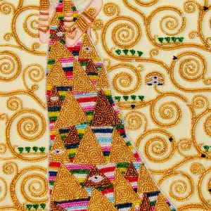 K&ouml;nnte beinhalten: Eine k&uuml;nstlerische Illustration einer Frau in einem farbenfrohen Kleid mit goldenen Verzierungen. Das Kleid hat geometrische Muster und der Hintergrund goldene Wirbel. Die Frau h&auml;lt einen schwarzen Gegenstand &uuml;ber ihrem Kopf.