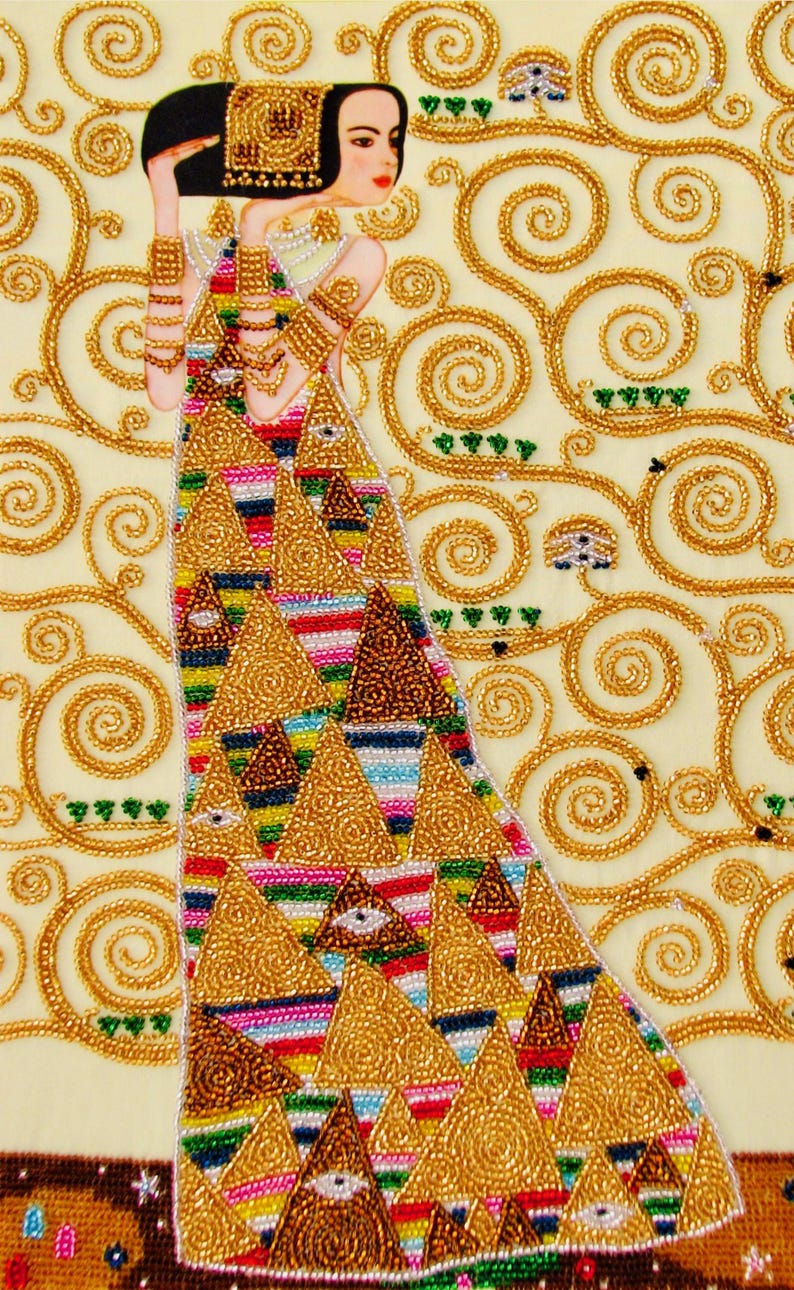 K&ouml;nnte beinhalten: Eine k&uuml;nstlerische Illustration einer Frau in einem farbenfrohen Kleid mit goldenen Verzierungen. Das Kleid hat geometrische Muster und der Hintergrund goldene Wirbel. Die Frau h&auml;lt einen schwarzen Gegenstand &uuml;ber ihrem Kopf.
