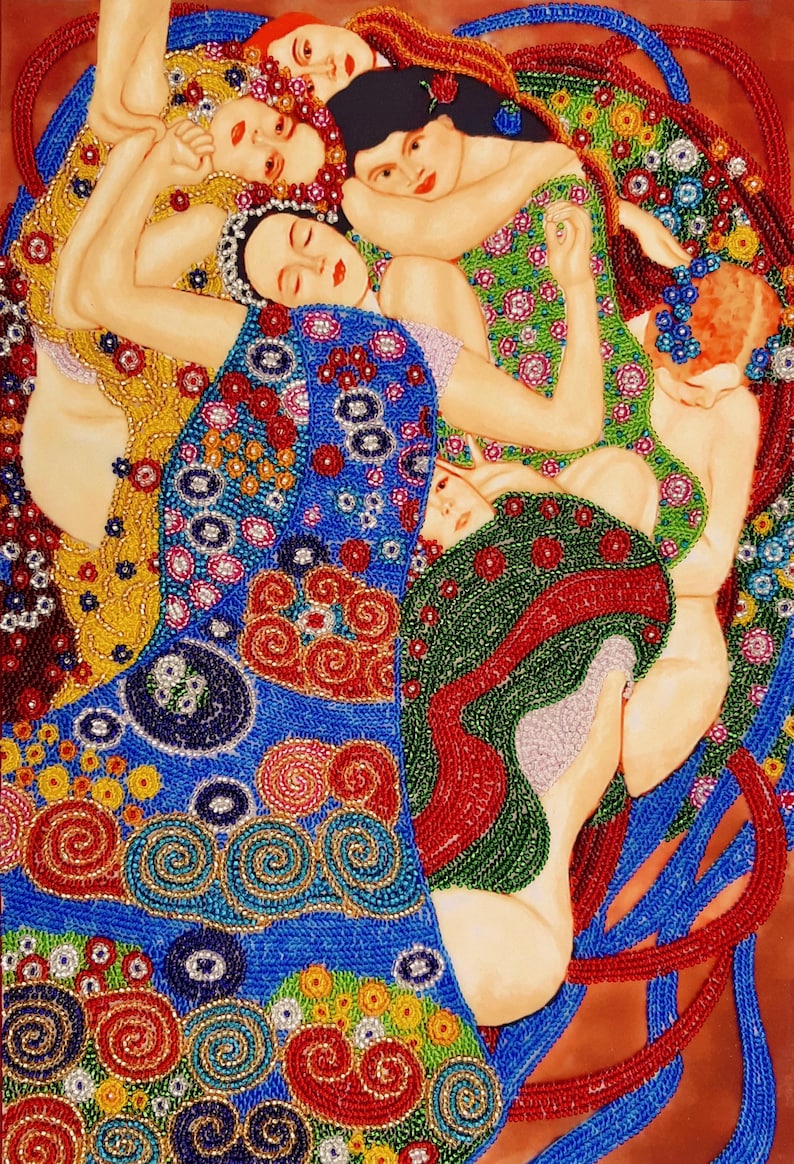 K&ouml;nnte beinhalten: Ein k&uuml;nstlerisches Gem&auml;lde mit mehreren verschlungenen Figuren. Die Figuren sind mit komplizierten Mustern in Blau-, Gr&uuml;n-, Rot- und Goldt&ouml;nen verziert. Das Kunstwerk hat einen warmen, erdigen Hintergrund und einen dekorativen Stil.