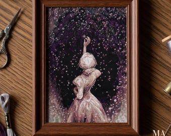 Può includere: Opera d'arte incorniciata raffigurante una donna in abito che si protende verso l'alto, su uno sfondo viola stellato. L'opera è in una cornice di legno marrone. La parola "MAGIC" è visibile in basso a destra.