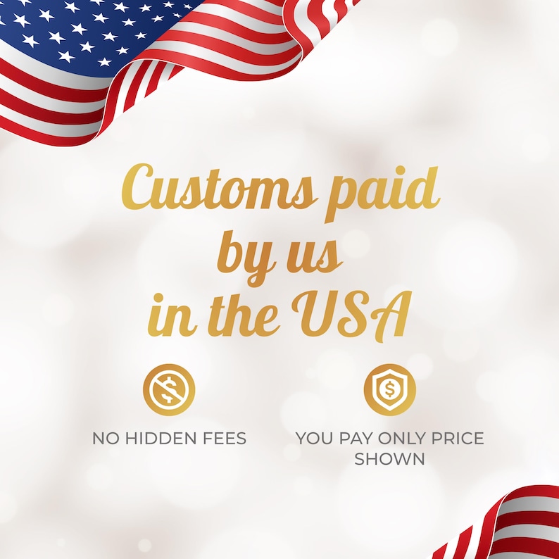 K&ouml;nnte beinhalten: Bild mit der amerikanischen Flagge im Hintergrund und goldenem Text, der lautet: "Customs paid by us in the USA". Darunter zwei Symbole und Text mit der Aufschrift "NO HIDDEN FEES" und "YOU PAY ONLY PRICE SHOWN".