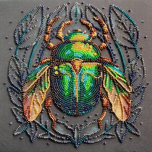 Può includere: Un'opera d'arte dettagliata e perlata di uno scarabeo, che mostra una vibrante gamma di colori tra cui verde, giallo, blu e arancione. Lo scarabeo è circondato da disegni a forma di foglia perlati su uno sfondo grigio.